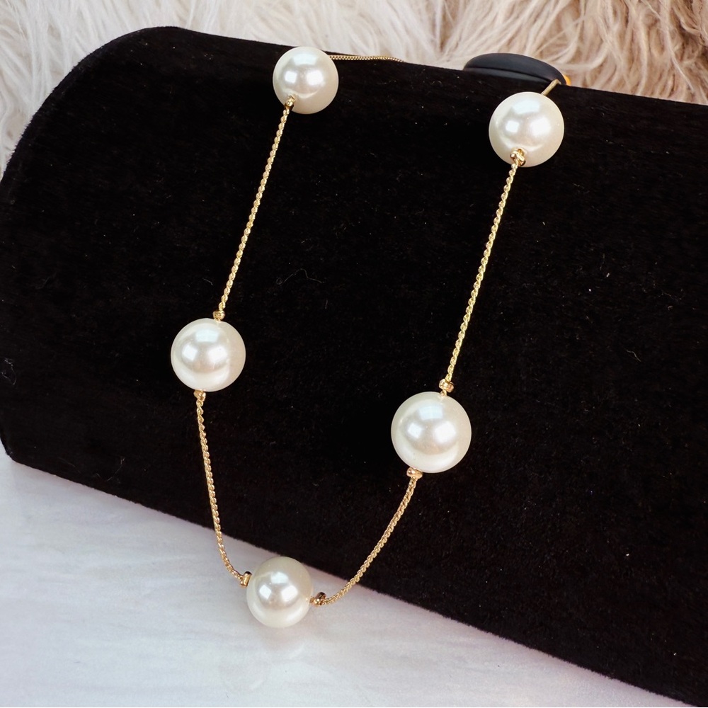 Vintage 16” goldtone and faux pearls necklace